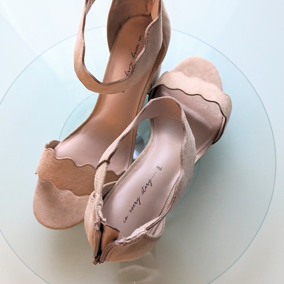 Pennington's, Scalloped edge, vegan, block heel sandals. - Picture 7 of 16